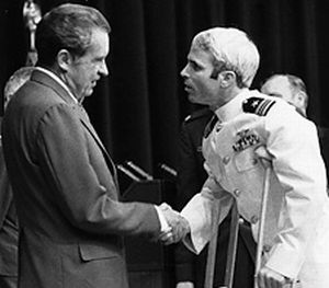 Richard Nixon přijímá navrátilce z komunistického vězení McCaina