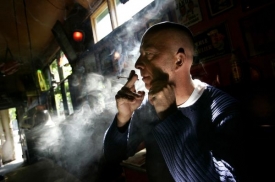 Pohodová atmosféra při kouření jointů v kavárně v Nizozemí.