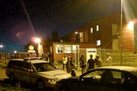 Norská policie u napadeného azylového centra s Kurdy.