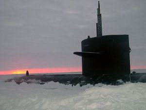 Americká ponorka USS Honolulu v polárním ledu