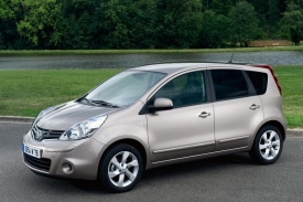 Uhlazeněj&scaron;&iacute; Nissan Note m&aacute; působit honosněj&scaron;&iacute;m dojmem, než původn&iacute; proveden&iacute;. Hlad&scaron;&iacute; by mělo b&yacute;t tak&eacute; cestov&aacute;n&iacute; v něm.