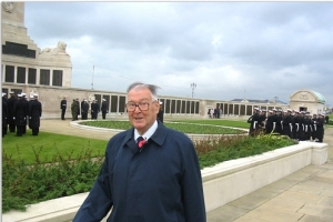 Ted Briggs u památníku HMS Hood.