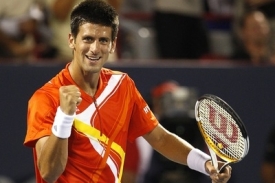Srbský tenista Novak Djokovič se raduje z vítězství nad světovou dvojkou Rafaelem Nadalem.
