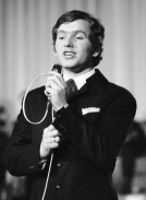 Zpěvák a skladatel Pavel Novák při vystoupení v roce 1968.
