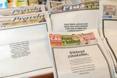 Slovenský tisk s vybílenou titulní stránkou.
