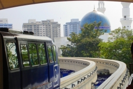 Monorail v KL se žene vstříc mešitě v pozadí.