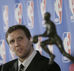 Dirk Nowitzki a trofej pro nejužitečnějšího hráče NBA