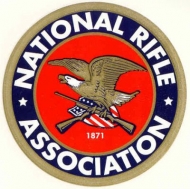 Logo National Rifle Association, hlavního zastánce práva nosit zbraň.