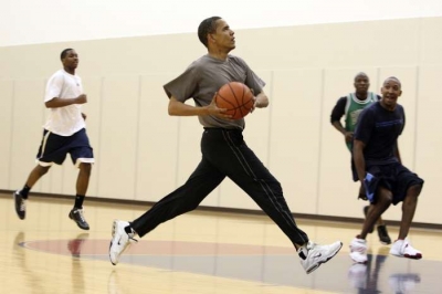 Obama coby senátor hraje basketbal v Chicagu.