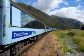 Vyhlídkový vlak národním parkem na jihu Nového Zélandu.
