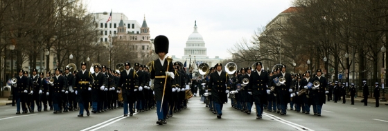 Centrem Washingtonu pochodují tisíce vojáků. Přit zkoušce trochu méně.
