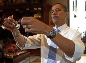 Stále sebejistější Obama. Při nákupu dárků v Rapid City.