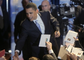Barack Obama se podepisuje svým příznivcům.