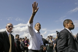 Demokratický kandidát Barack Obama (uprostřed).