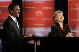 Senátoři Barack Obama a Hillary Clintonová v diskuzi, Las Vegas.