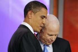 Barack Obama (vlevo) a John McCain.