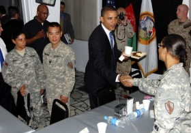 Obama na snídani s americkými vojáky v Campu Eggers u Kábulu.