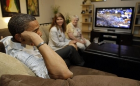Obama sleduje demokratický konvent zatím v televizi.