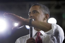 Kdo o stupínek níže? Obama na mítinku v Severní Karolíně 18.8.2008.