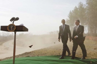 Ve víru prachu. Obama na staveništi s guvernérem Virginie (Viržínie).