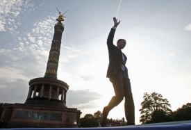 Barack Obama u Vítězného sloupu v Berlíně (2008).