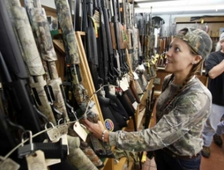 Američanka vybírá zbraň v obchodě se sportovními potřebami, Richmond.