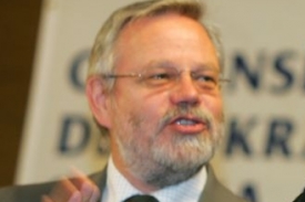 Hlavn&iacute;m odpůrcem z&aacute;kazu zveřejňovan&iacute; odposlechů byl sen&aacute;tor Oberfalzer