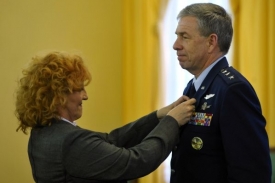 Ministryně Parkanová předává vyznamenání generálu Oberingovi.
