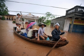Obyvatelé Vietnamu prchají ze svých zatopených domovů.