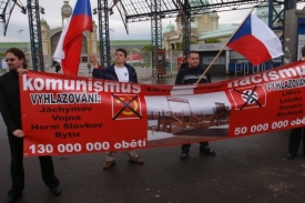 Proti setk&aacute;n&iacute; př&iacute;znivců KSČM protestovalo asi 20 členů ultrapravice.