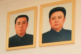 Obrazy Kim Čong-ila a Kim Il-sunga