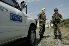 Pozorovatelé OBSE na ruském checkpointu v Gruzii.