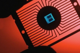 Integrovan&yacute; obvod otevřel cestu miniaturizaci elektroniky.