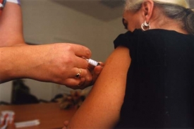 Mnoho lidí se na poslední chvíli nechalo očkovat.