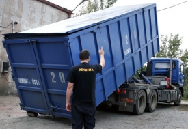 Likvidace nelegálního skladu odpadu u Chvaletic.