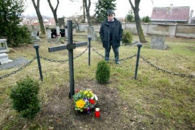 Památník obětem odsunu Němců na hřbitově v Lomu u Mostu.