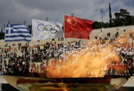Olympijský oheň putoval Řeckem do Athén 1500 kilometrů.