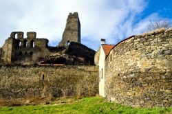 Zřícenina hradu Okoř.