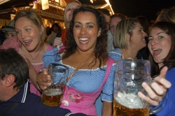 Ani posledn&iacute; den na Otoberfestu pij&aacute;ci piva neodpoč&iacute;vali
