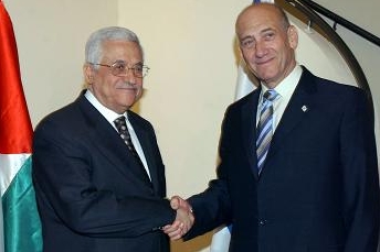 zleva: Mahmúd Abbás, Ehud Olmert