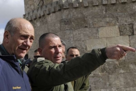 Olmert (vlevo) na obhlídce stavby bariéry kolem Jerzualéma.