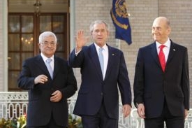Ostře sledovaná trojka: Olmert, Bush, Abbás (zprava)