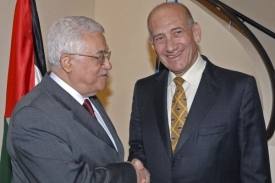 Mahmúd Abbás, šéf palestinské samosprávy, a Ehud Olmert.