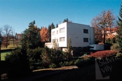 Vila lékaře Oskara L. Sterna vyrostla v lázeňském městečku Teplice nad Bečvou ve třicátých letech minulého století.