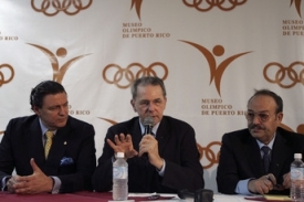 Prezident Mezinárodního olympijského výboru Jacques Rogge (uprostřed).