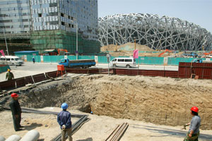 Přípravné práce na olympijském areálu v Pekingu, v pozadí ceremoniální stadion