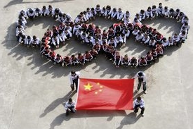 Čínští školáci utvořili pro fotografa olympijské kruhy.