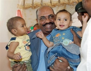 Prezident Bašír v sirotčinci. Jako první prezident bude obžalován ICC.
