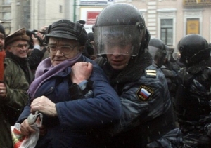 Policie odtahuje demonstranta proti loňským prezidentským volbám.