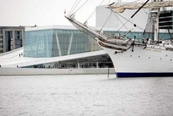 Otevření operní budovy předznamenává proměnu přístavu v Oslu.